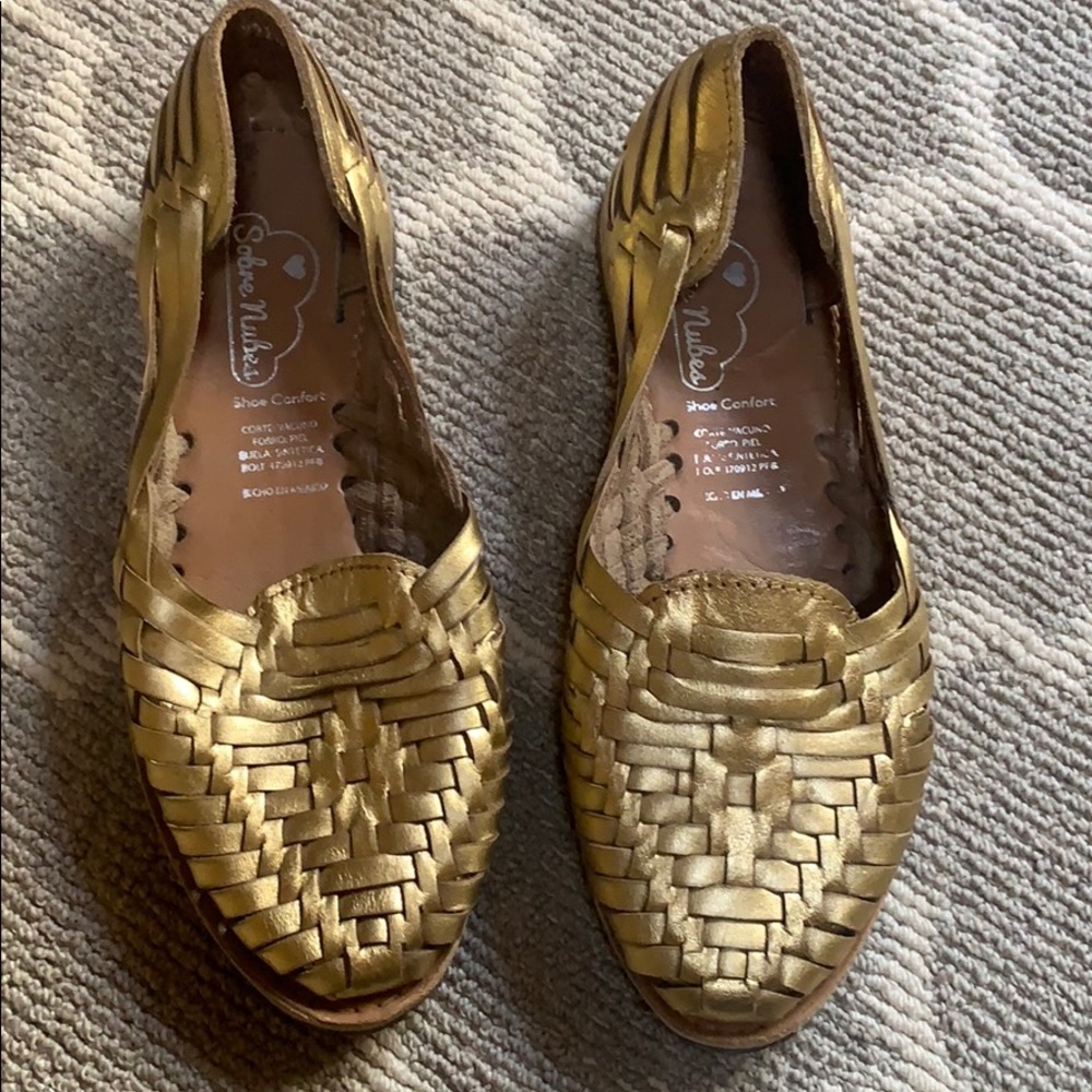 Like new woven flats